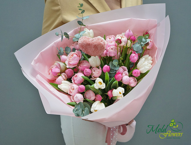 Букет с розами Silva Pink и белыми тюльпанами Фото